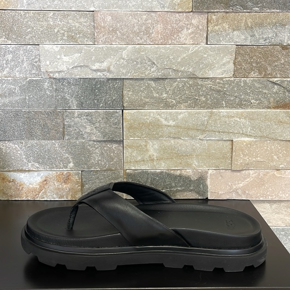 UGG Men's Capitola Leather Flip Flop - Picture 7 of 12